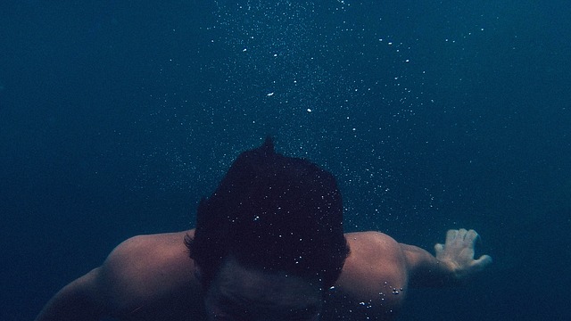 člověk pod vodou