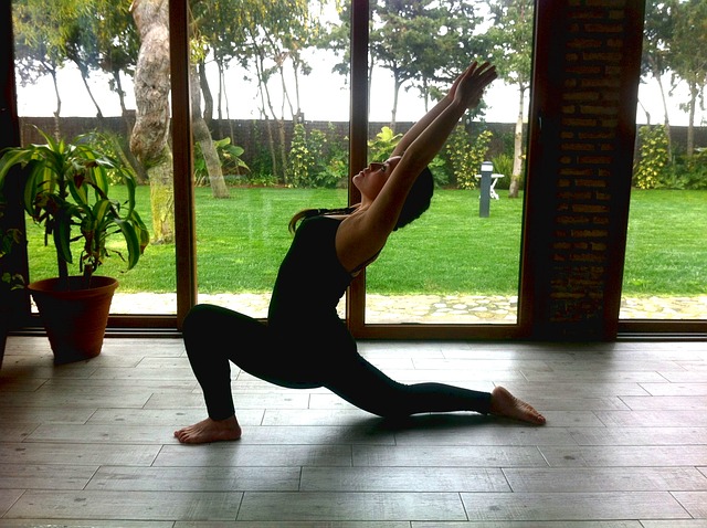 žena cvičí jógu