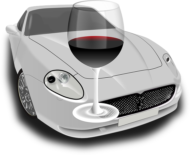 sklenička červeného vína na pozadí průhledného auta